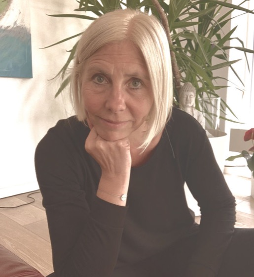 Sabine Hame, lächelnd, das Kinn auf die Hand gestützt